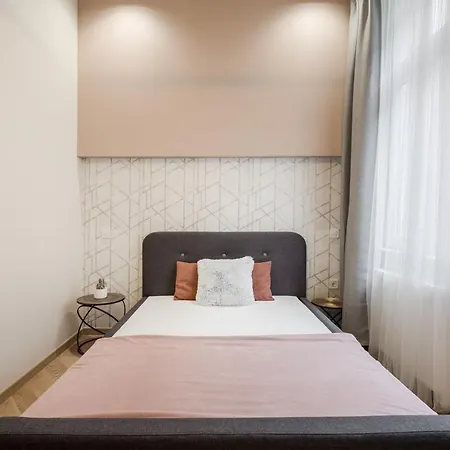 Amora Homes 3 Bedrooms Bright Flat In The Heart Of The City -Free Parking Need Reservation Budapest Exterior photo