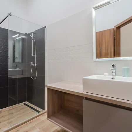 Amora Homes 3 Bedrooms Bright Flat In The Heart Of The City -Free Parking Need Reservation Budapest Exterior photo