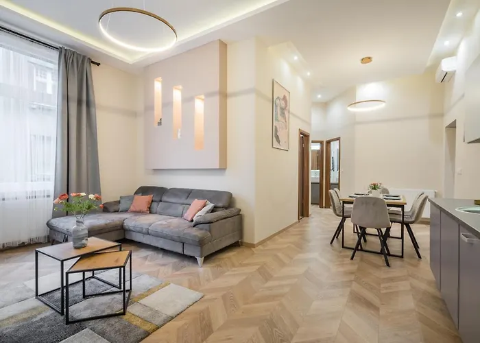 Amora Homes 3 Bedrooms Bright Flat In The Heart Of The City -Free Parking Need Reservation