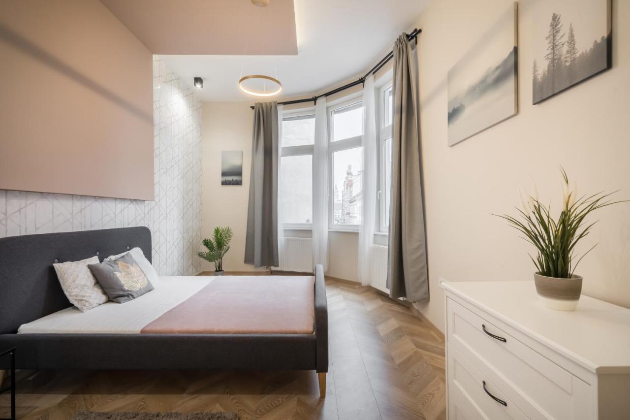 Amora Homes 3 Bedrooms Bright Flat In The Heart Of The -free Parking Need Reservation Budapest