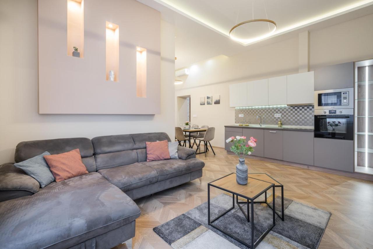 Amora Homes 3 Bedrooms Bright Flat In The Heart Of The -free Parking Need Reservation