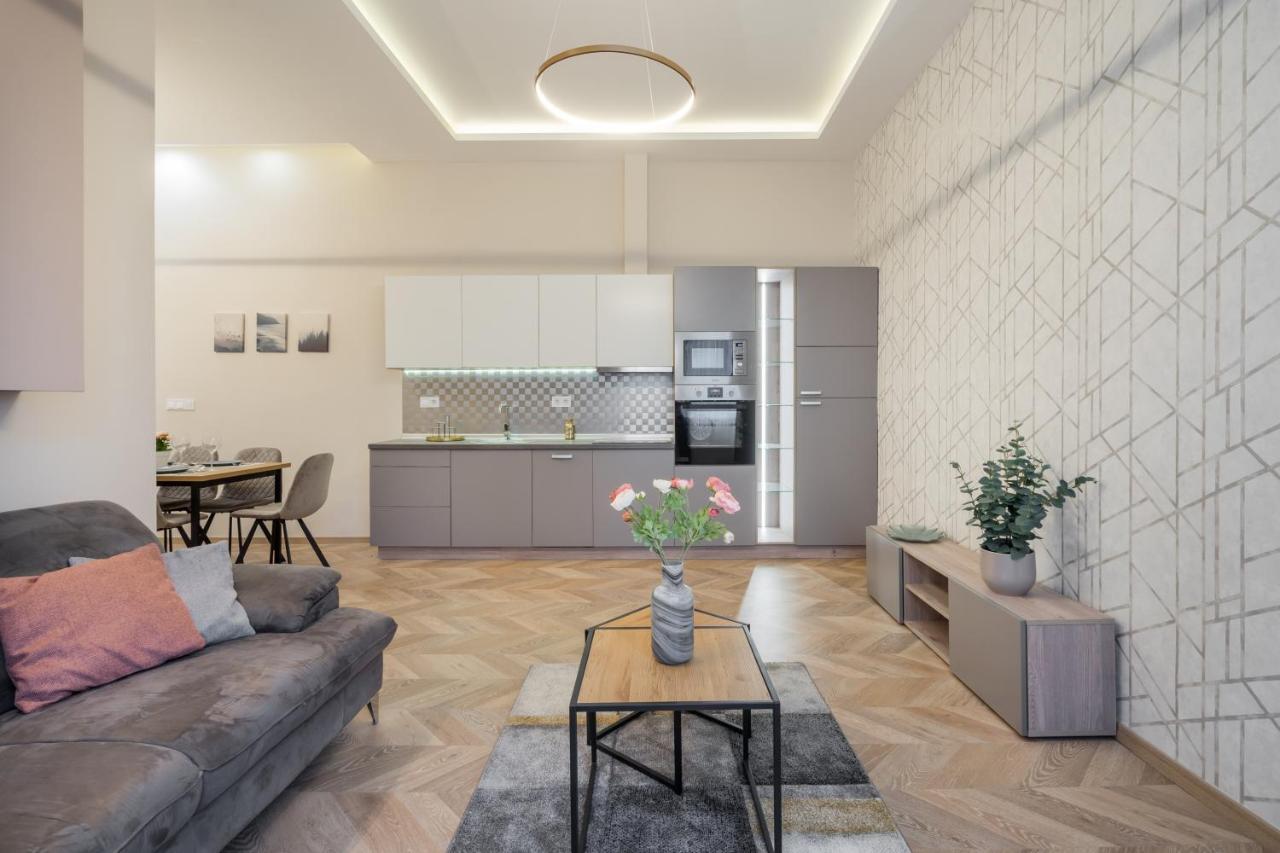 Amora Homes 3 Bedrooms Bright Flat In The Heart Of The -free Parking Need Reservation * Budapest